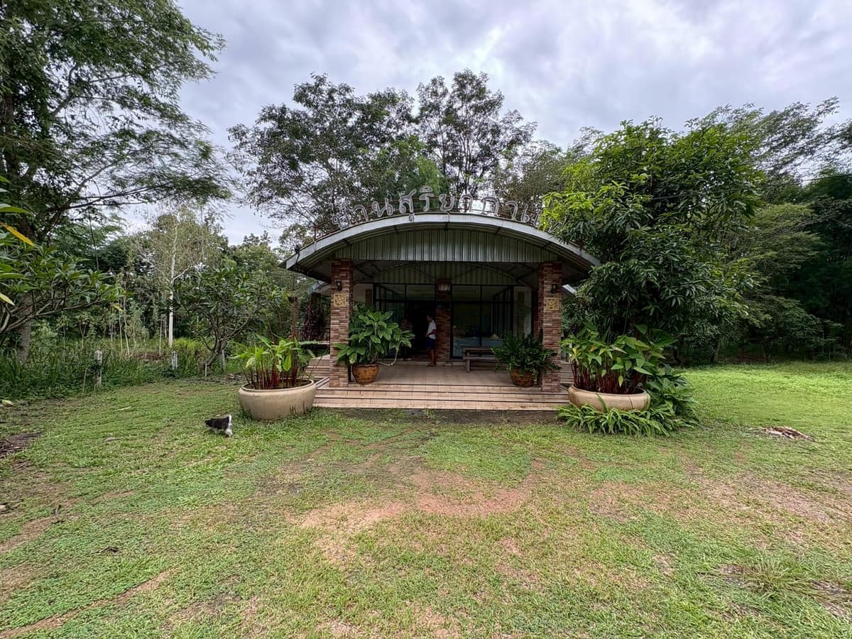 Main building of the facility on the lawn (Phayao)